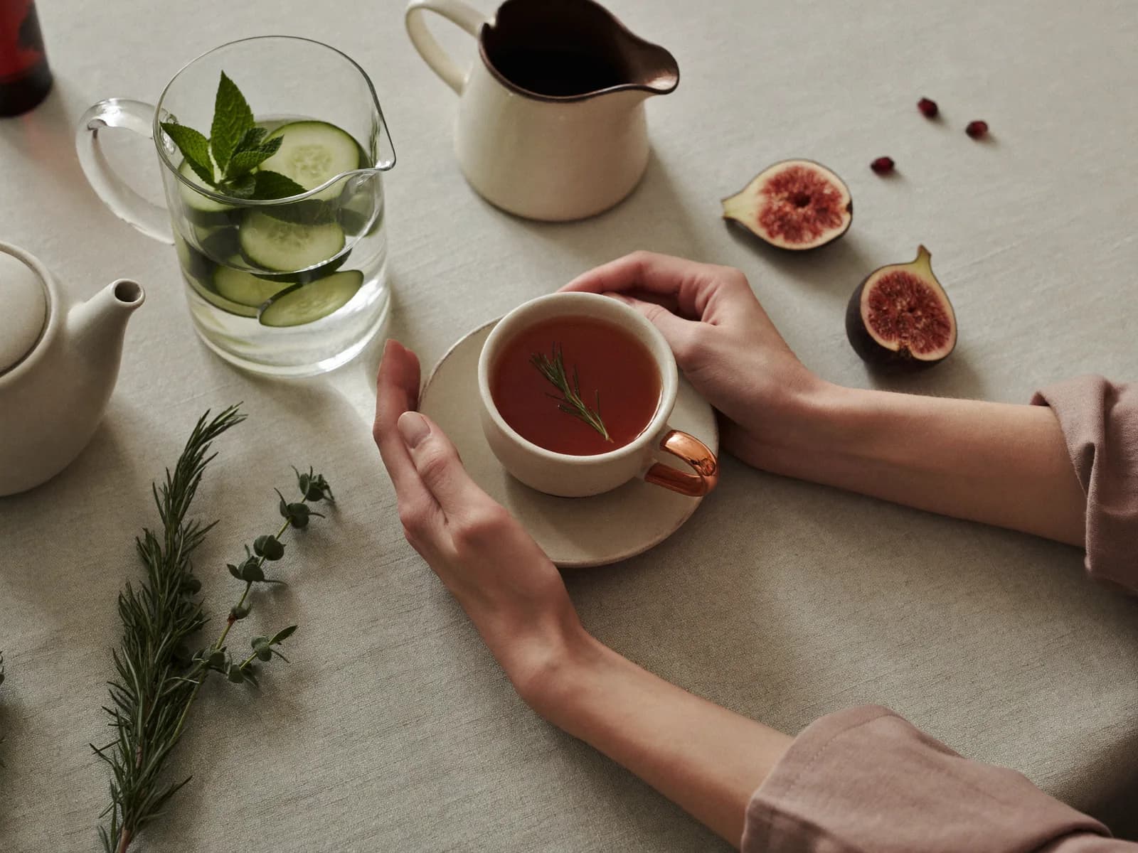 Momento de pausa — chá e água em uma mesa clara, luz suave